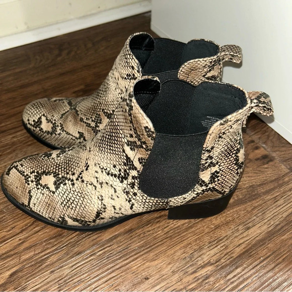 Snakeskin Chelsea slip on bootie size 7 M - Picture 1 of 11